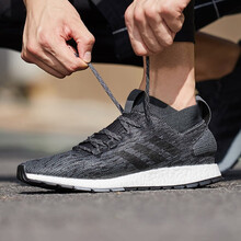 阿迪達斯（Adidas）跑步鞋CM8313黑灰 