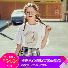 百變造型，小白鞋上演街頭風(fēng)