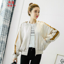 純色長(cháng)袖外套，打造街頭潮男