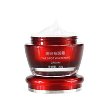 依祈雪肌白里透紅