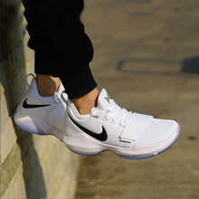 耐克（NIKE）籃球鞋878628-100 貝多芬 