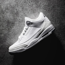 耐克（NIKE）籃球鞋136064-111（限量） 