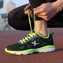 特步男跑鞋黑綠