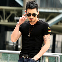 UYUK 短袖 男士T恤 V領左臂微章黑色 XL，L，M，XXL