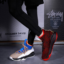 沃特（VOIT）籃球鞋極紅色和極白灰戰神搭配 