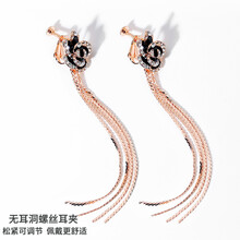戴黃金耳環(huán)