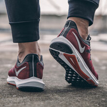 耐克（NIKE）跑步鞋大學(xué)紅白金屬銀雷電灰AA7403-004 