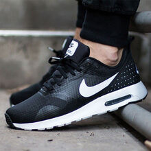 耐克（NIKE）跑步鞋705149-009 黑/白 