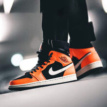 耐克（NIKE）籃球鞋黑橙554724-062 42