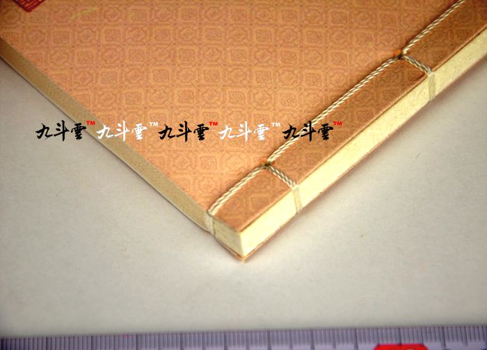 这款织锦书采用最传统的线装工艺装订 受到照片拍摄工艺限制,不能看的