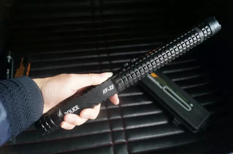 女士防身电击棒手电 防狼器 野外防身电棒远射充电筒