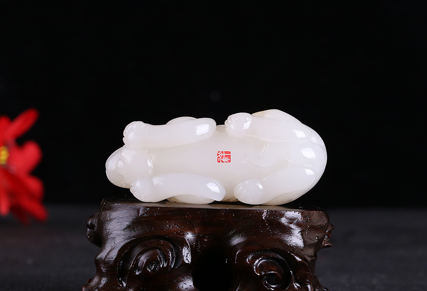 玉雕名家钱彬祥作品 和田玉 旺财 挂件 重94.38