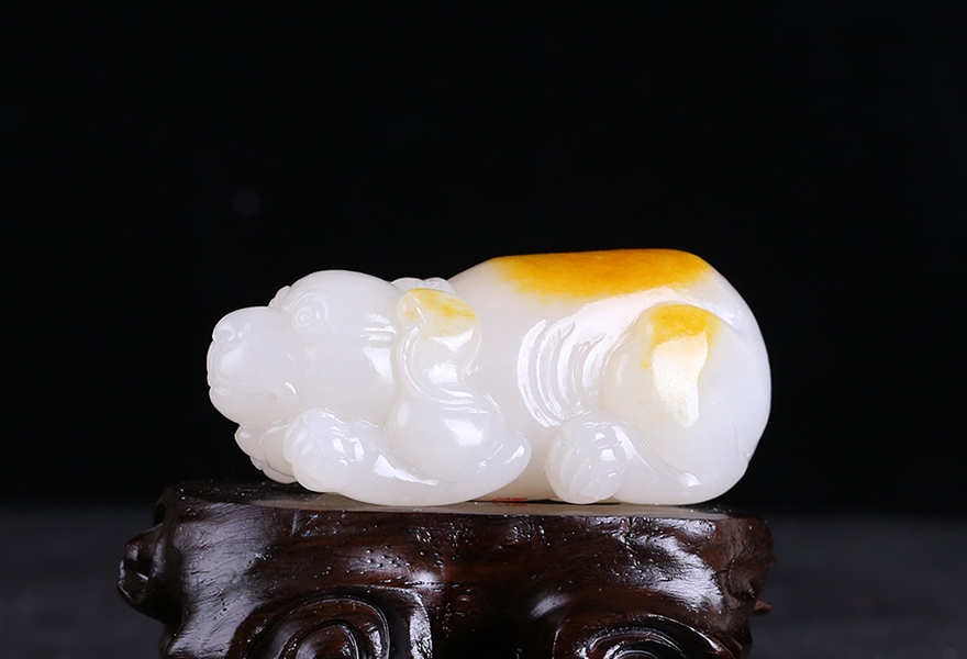 玉雕名家钱彬祥作品 和田玉 旺财 挂件 重94.38