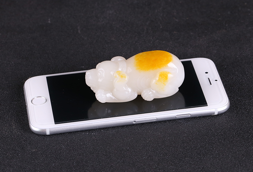 玉雕名家钱彬祥作品 和田玉 旺财 挂件 重94.38