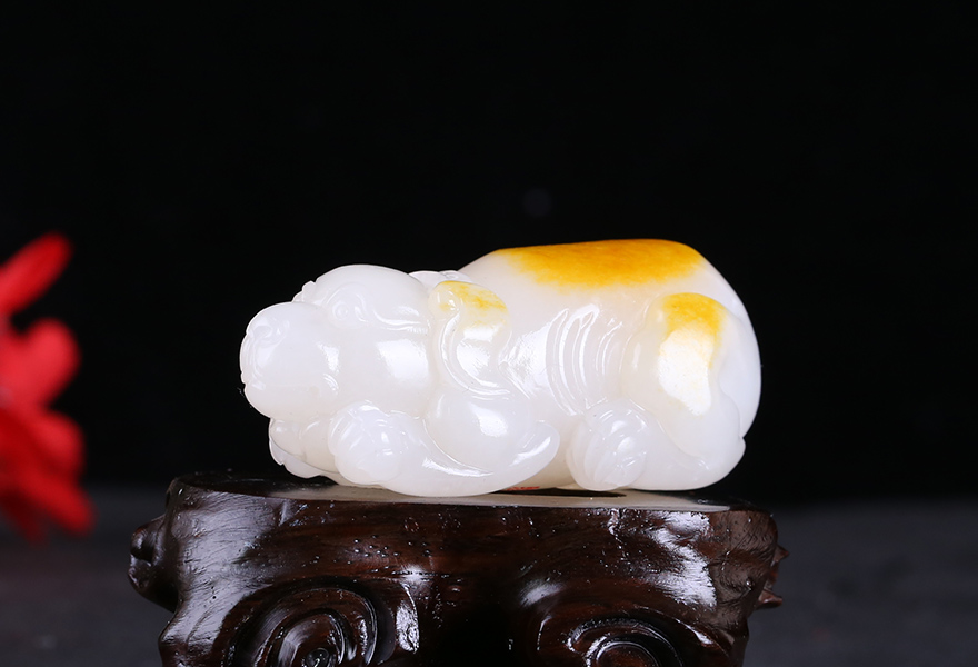 玉雕名家钱彬祥作品 和田玉 旺财 挂件 重94.38