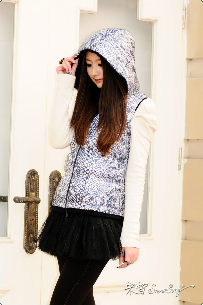 雪原创 2012新款 蛇纹<em>亮片</em>连帽修身<em>羽绒马甲</em>女