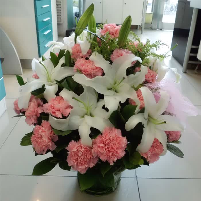 <em>鲜花</em>花篮<em>速递</em> 19朵康乃馨5枝白百合 送病人长
