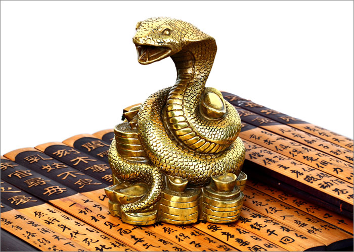 法老用黄金和宝石塑造了眼镜蛇的形象,并饰进皇冠,作为皇权的徽记.