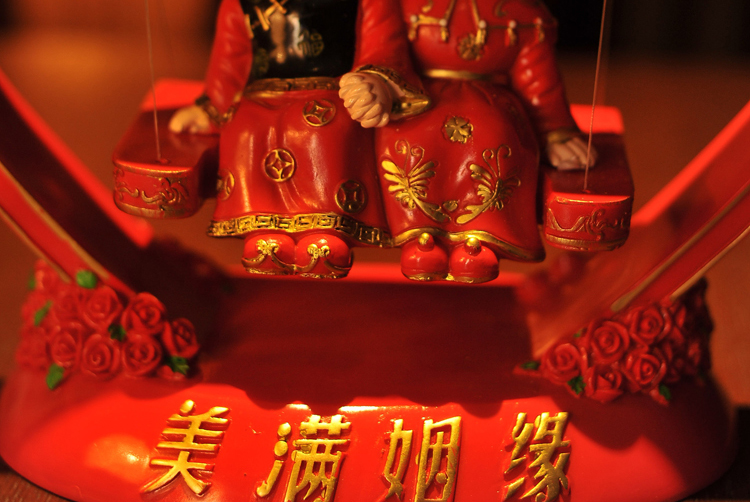 
                                        雅居坊/yajufang 结婚礼物创意新年礼品新婚纪念日摆件树脂娃娃礼盒套装浪漫情人节情侣 大号D008爱心秋千摆件                