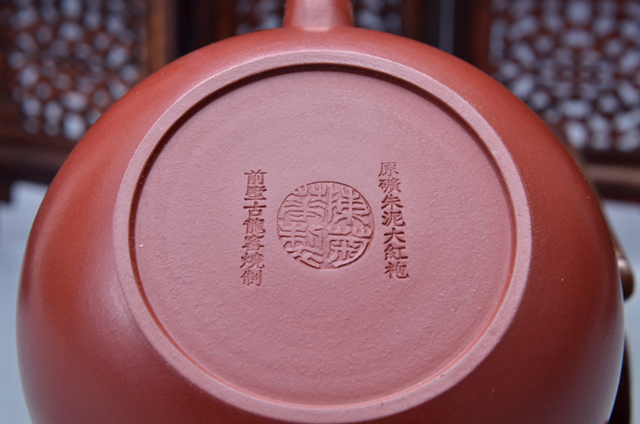 陈菊华,1962年出生于江苏宜兴丁蜀镇,1980年开始学做壶,对于紫砂 的