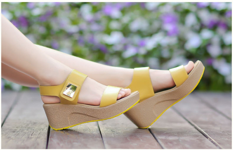 骆驼(CAMEL) 女凉鞋休闲潮流坡跟时装凉鞋羊