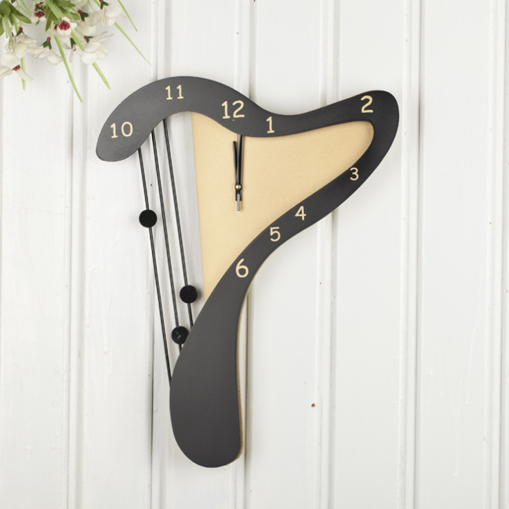 红兔子 琴挂钟 7字造型时钟 钟表 家居装饰