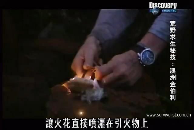 (自带小刀如不好操作,可用其他锋利一些的刀来刮,甚至可以用石头来刮)