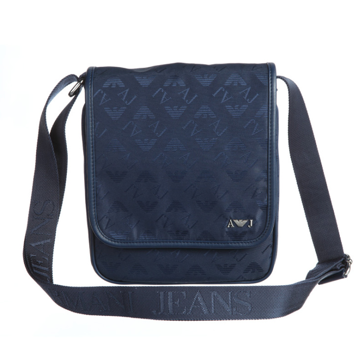 armani+jeans+经典logo压花男士单肩斜挎包