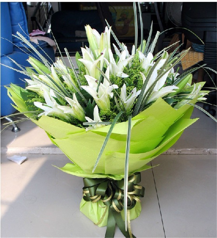 27朵一级白色香水百合,配材适量,叶材装饰,绿色手揉纸包装圆形花束