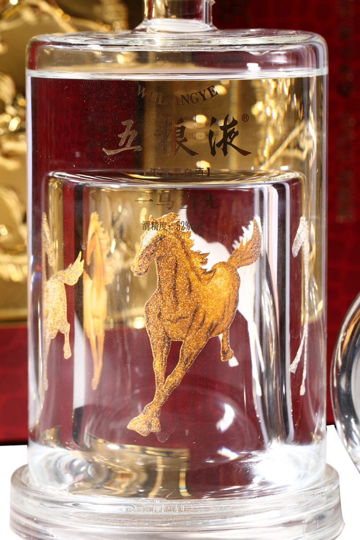食品餐饮 烟酒饮料 > 五粮液一马当先礼盒(400ml 100ml)   五粮液酒是