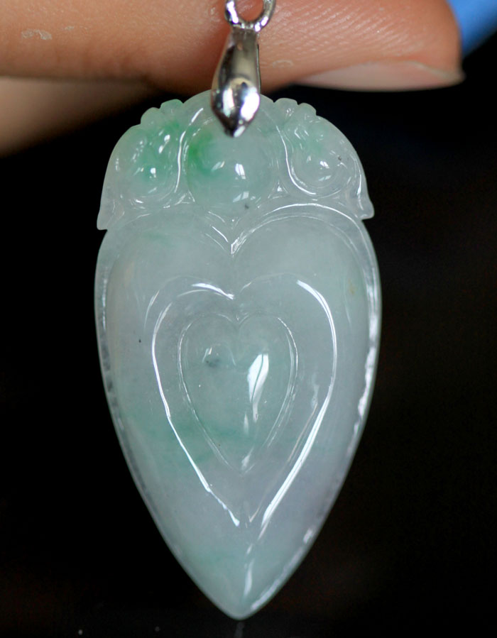 伟德国际周六福珠宝耳钉：价格与图片全览