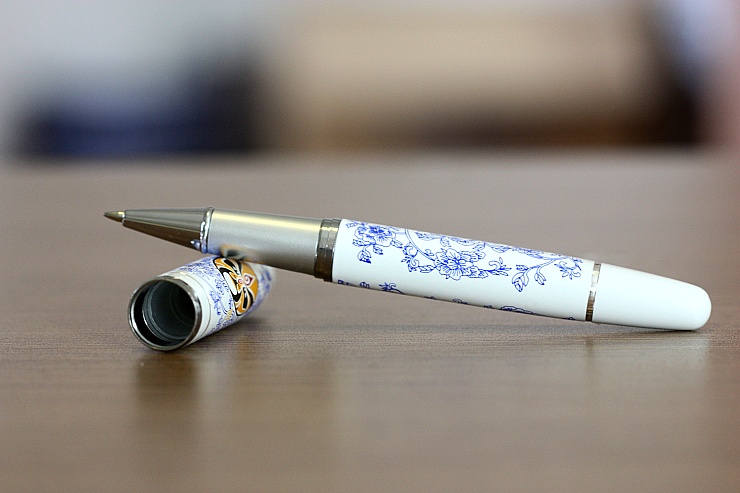 九瓣花 仿青花瓷瓷签字水笔 脸谱款 创意中国风
