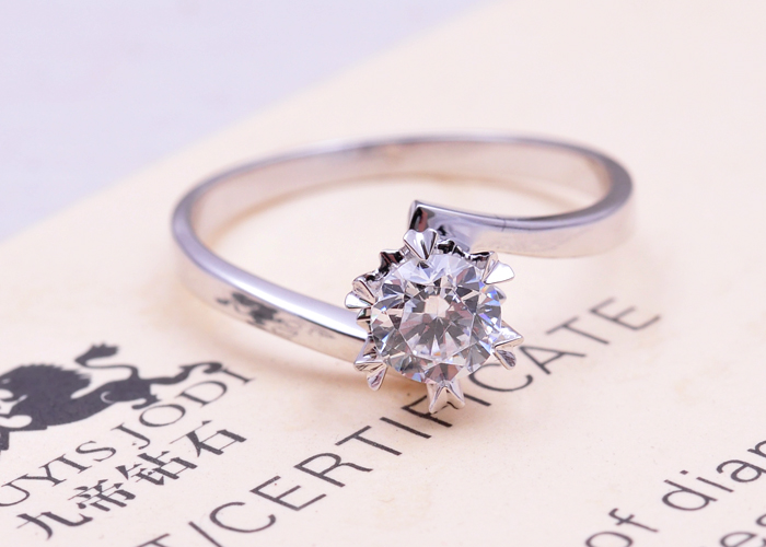 九帝钻石 18K白金钻戒 女戒指25分主钻经典扭