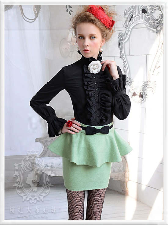 粉红大布娃娃 嫩绿色镶黑蝴蝶结带裙摆修身半