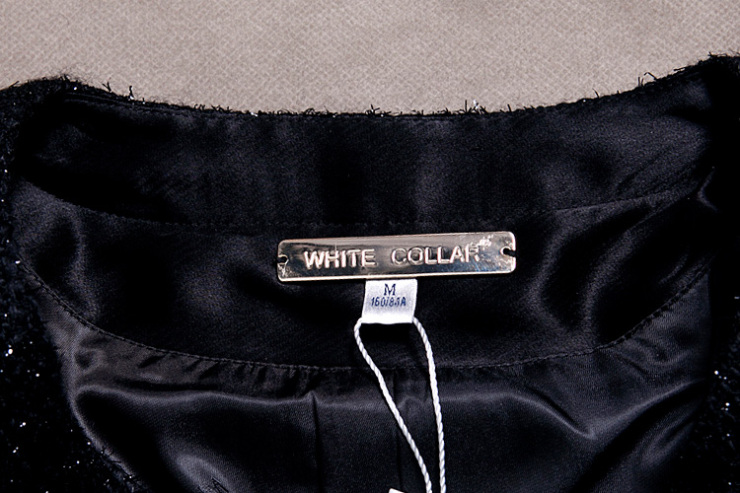 (专柜款) WHITE COLLAR 黑色亮丝呢圆领斜门