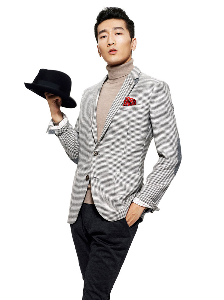 灰色棉服+千鸟格单上衣+<em>米色</em>羊绒<em>高领毛衣</em> 灰