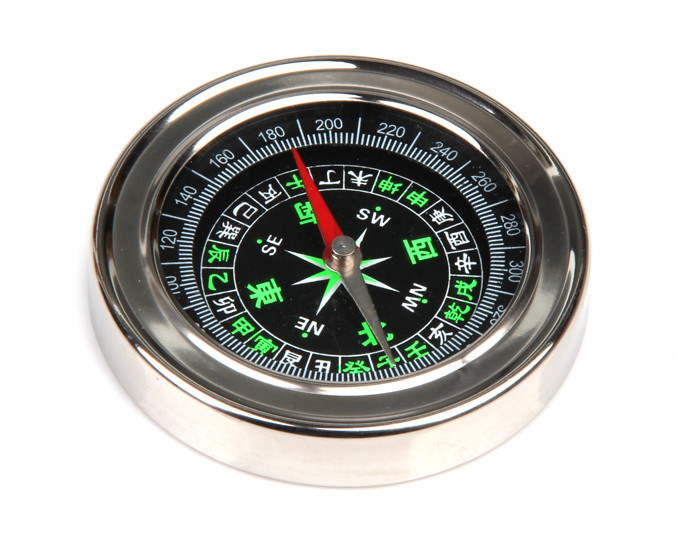 将指南针保持水平,红色箭头是永远指向南的,慢慢转动罗盘使红色箭头