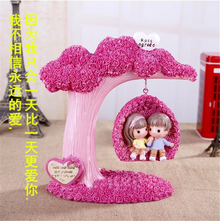 
                                        美美爱 电视柜摆件新婚庆摆设创意客厅家居装饰品生日结婚礼物实用工艺品 皇冠一家四口                