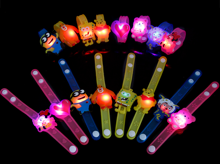 
                                        仕彩 LED发光手环 儿童发光卡通可爱手表 夜光玩具 闪光手腕带荧光棒 款式混发                