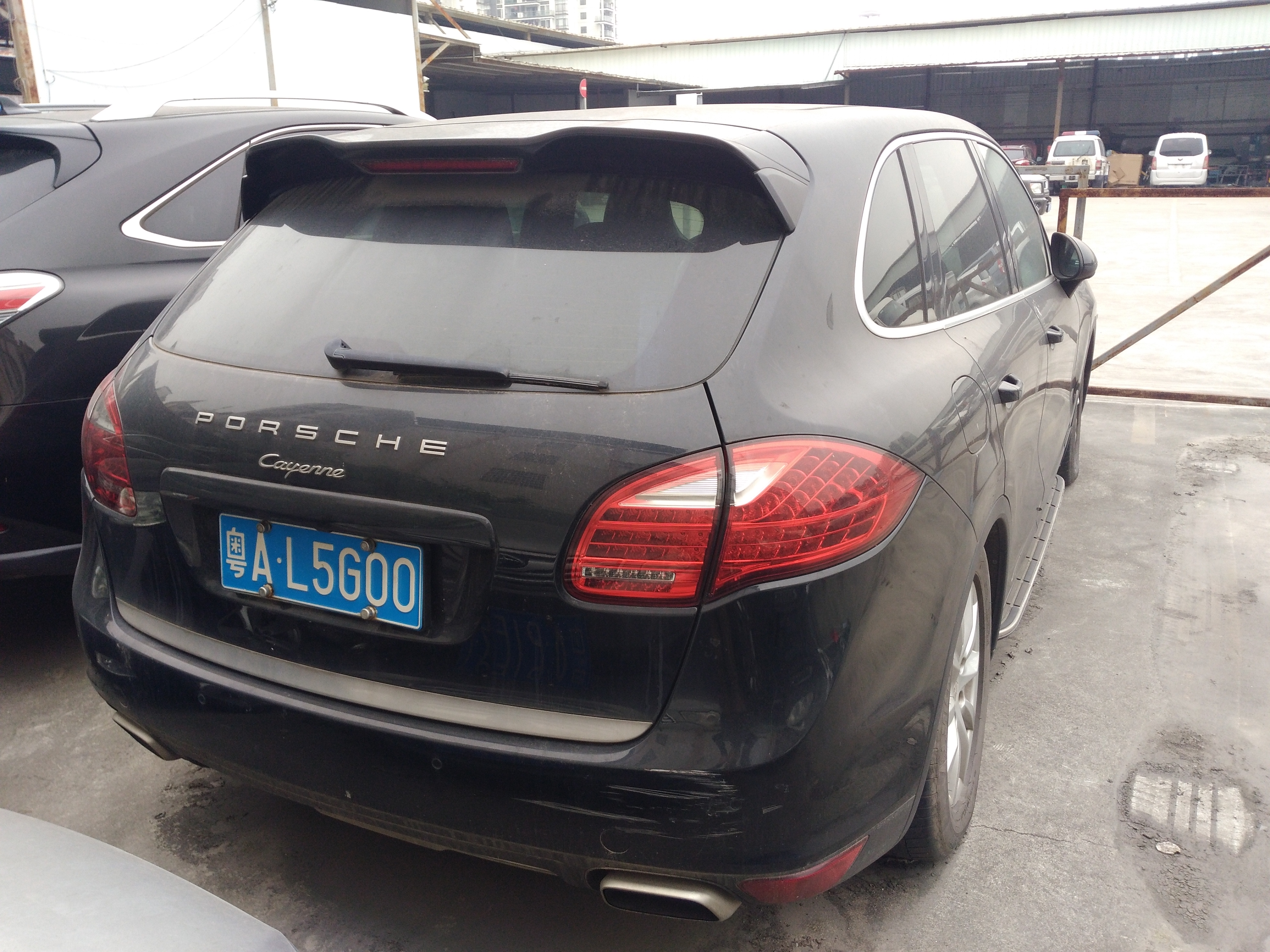 车牌号为粤al5g00黑色保时捷凯宴wp1ag292