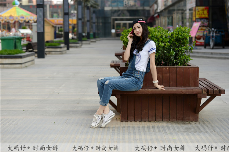 春夏款加肥加大码韩版宽松大码女装显瘦背带裤连体牛仔长裤潮 蓝色 29.