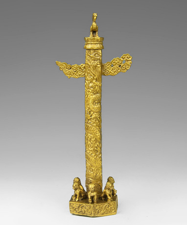 北京天安门前后,各有一对华表,华表的柱身上雕刻着盘龙,柱头