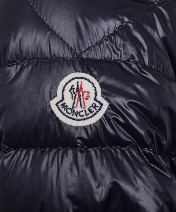 moncler品牌名来自于小镇monestier de clermon的缩写.