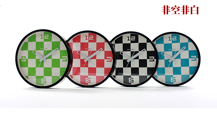 
                                        GeekCook钟国创意非空非白棋盘钟艺术时钟客厅 简约 静音金属挂钟 红面白框                