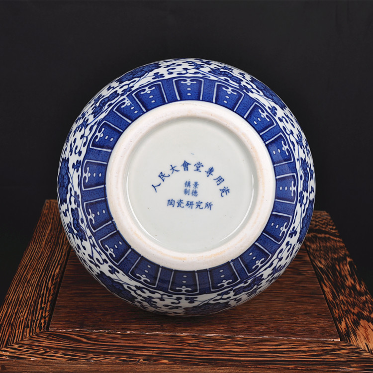 
                                                                                奋行陶瓷景德镇陶瓷器 现代时尚青花瓷花瓶装饰品摆设 工艺品家饰客厅摆件 青花缠枝莲赏瓶                