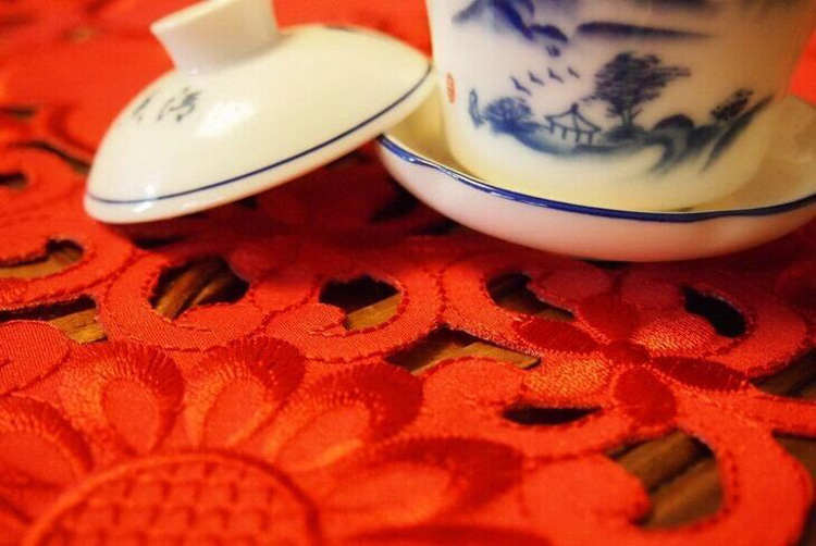 好多家 贡缎桌旗中式现代餐桌布茶几旗美式镂空电视柜旗床旗桌布红色喜庆镂空桌垫电视罩 红色 桌旗42*119cm