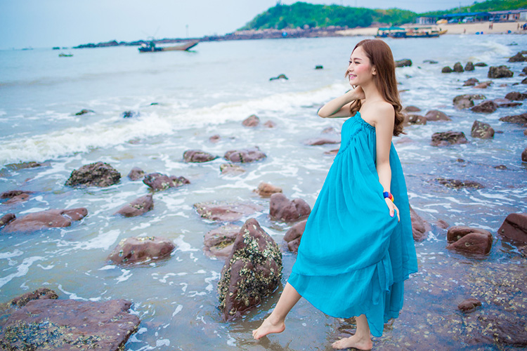 华奥彪夏季欧美沙滩度假一字领纯色吊带宽松露肩裙连衣裙女1835 白色