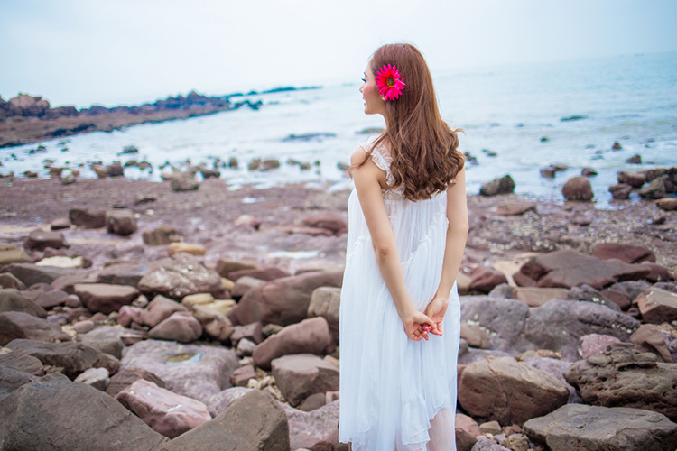 华奥彪夏季欧美沙滩度假一字领纯色吊带宽松露肩裙连衣裙女1835 白色