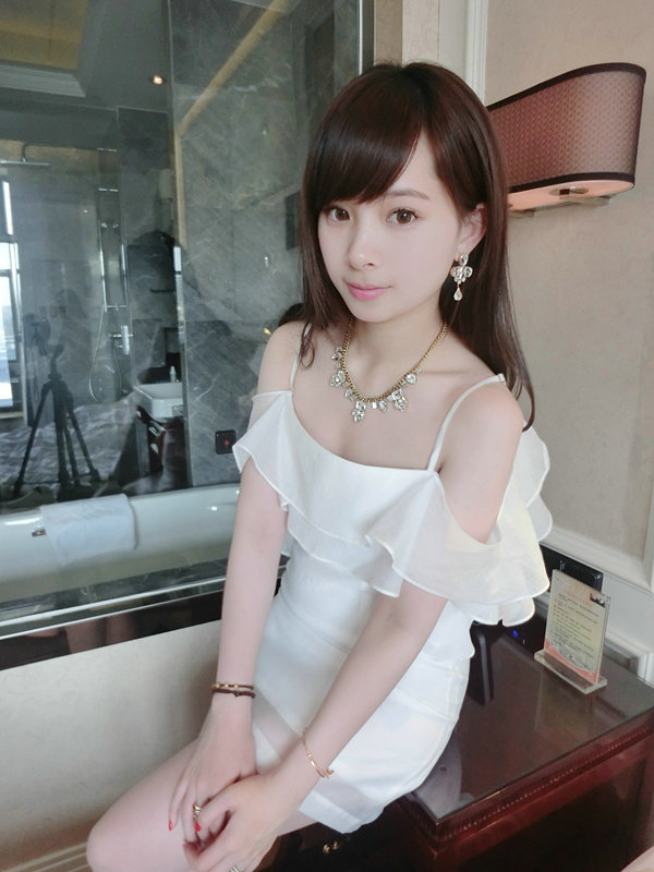 (aoqimei)2015新款气质修身性感夜店露肩一字领吊带连衣裙8389 白色 s