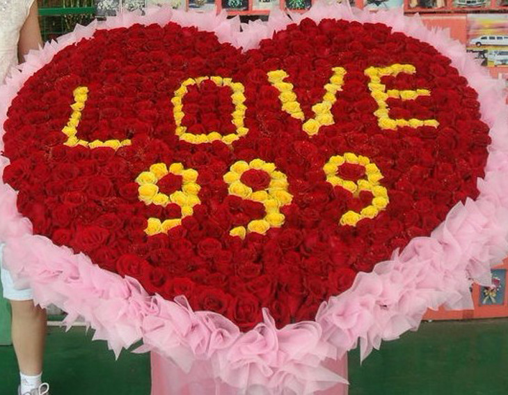 花 名 爱恋久久 花 材 99枝黄玫瑰间插love999,900枝红玫瑰心形包装